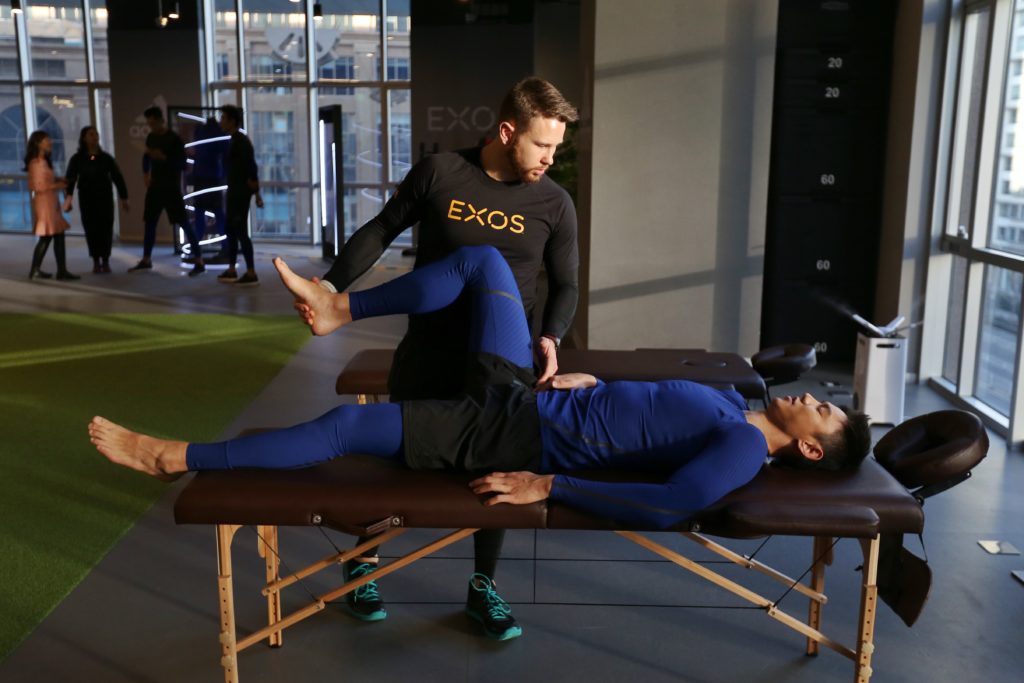 EXOS教练为泳坛名将、世界冠军宁泽涛做下肢的伤痛检查